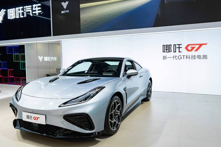 惠州171哪吒汽车在智能汽车领域的表现，领途汽车在新能源汽车市场中的影响力